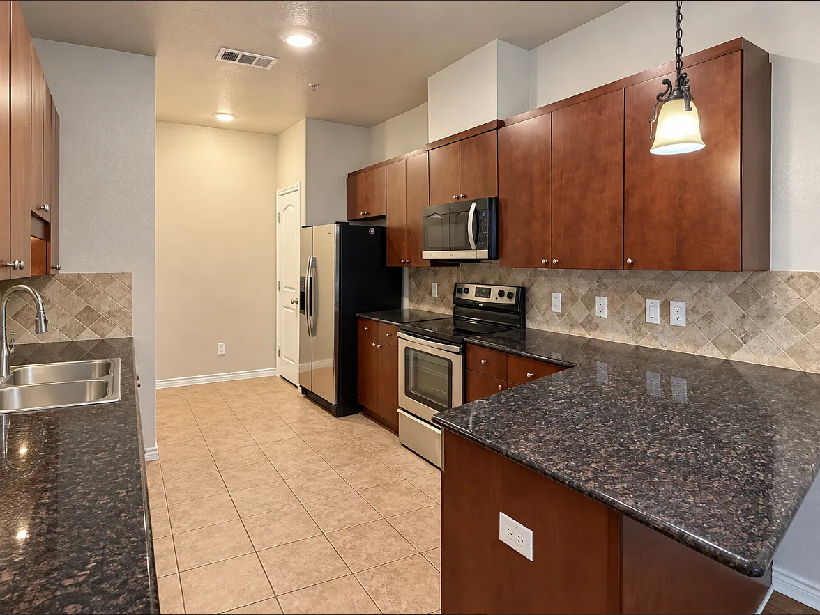 3 bed, 2.5 bath, 1631 sqft, $2,400 — Photo 4