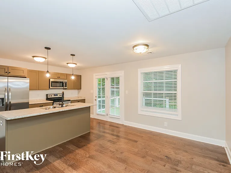 450 Galvin Dr — Photo 4