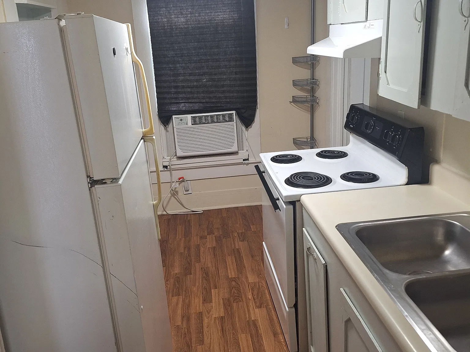 212 W Oak St — Photo 3