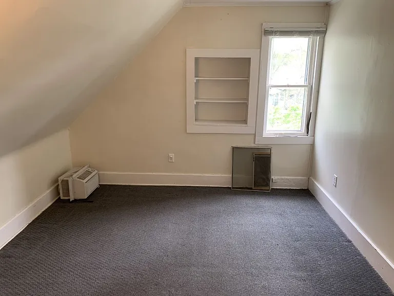 702 E Green St — Photo 4
