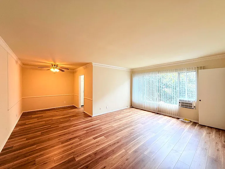 356 N Hayworth Ave — Photo 4
