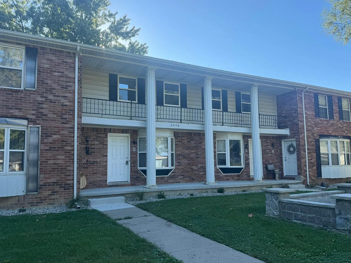 2 bed, 1.0 bath, 1250 sqft, $1,300 — Photo 1