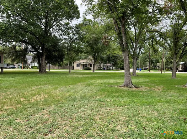 Josephine St, Yoakum, TX 77995