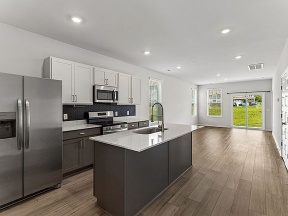 4th image of 566 Trinity Way