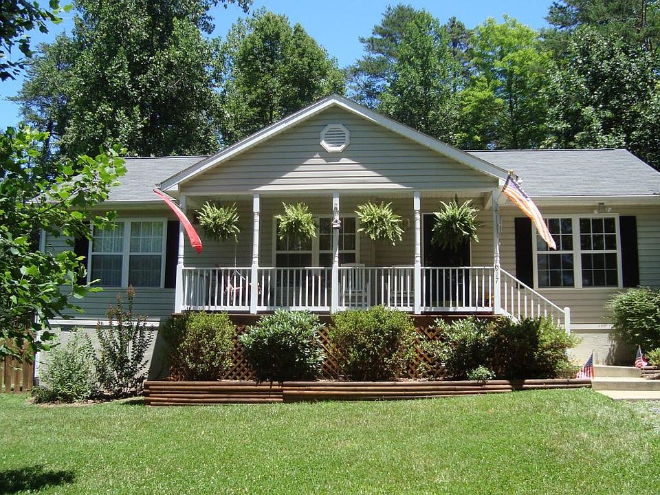Nice curb appeal with spacious front porch and clean landsca