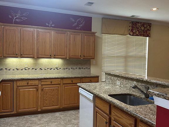 4th image of 519 Emerson Ct