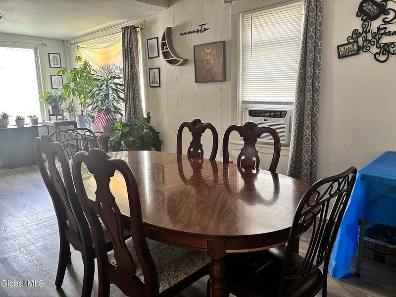 4th image of 109 Rose Street