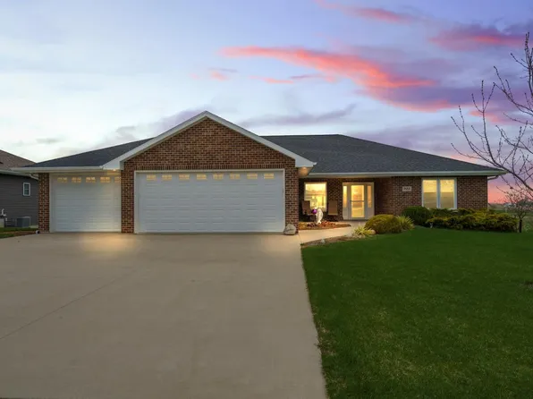 922 8th St SW, Dyersville, IA 52040