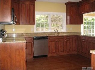 20 Skookwams Ct, West Islip, NY 11795