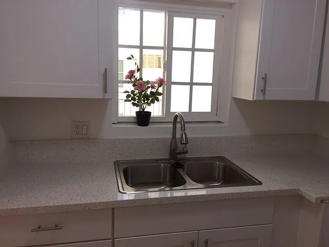 1370 Veteran Ave — Photo 3