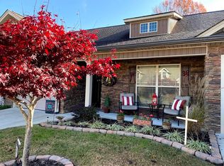 6925 Village Lake Cir, Chattanooga, TN 37412