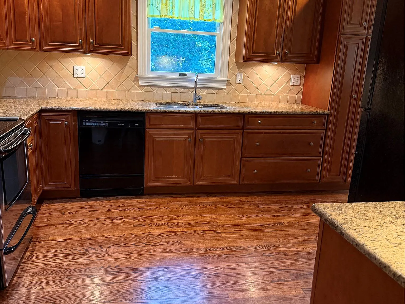 4 bed, 3.0 bath, 2296 sqft, $8,500 — Photo 4