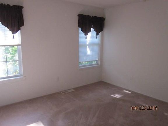 3rd image of 19 Kiswick Dr