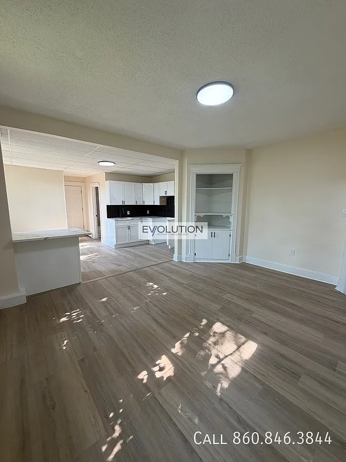 3 bed, 1.0 bath, 1150 sqft, $2,000 — Photo 2