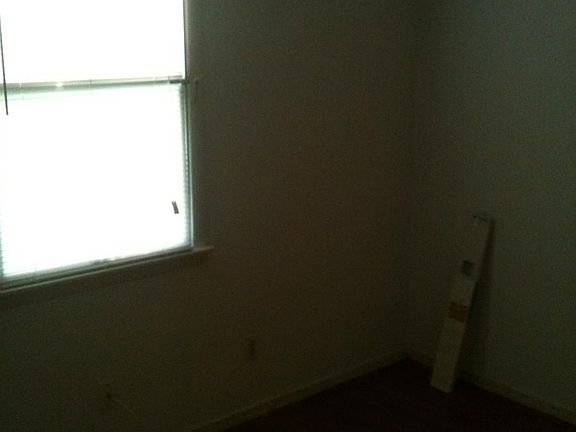 5th image of 327 Ewing St