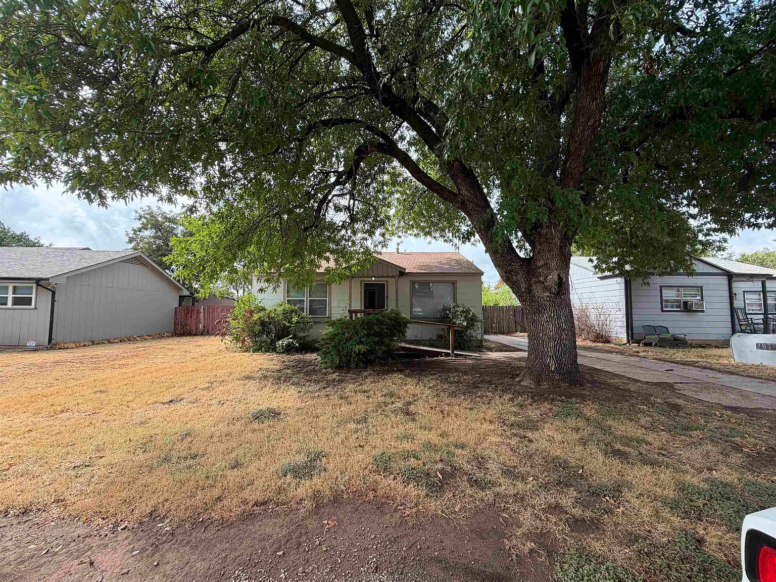 2 bed, 1.0 bath, 768 sqft, $1,025 — Photo 2