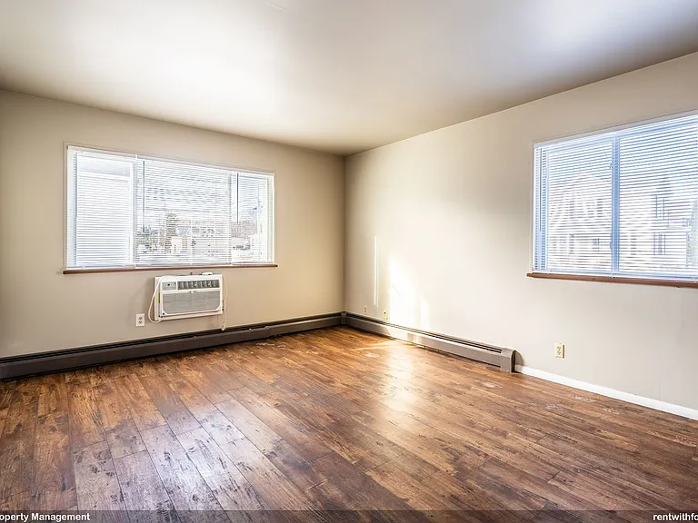 835 Merritt Ave — Photo 4