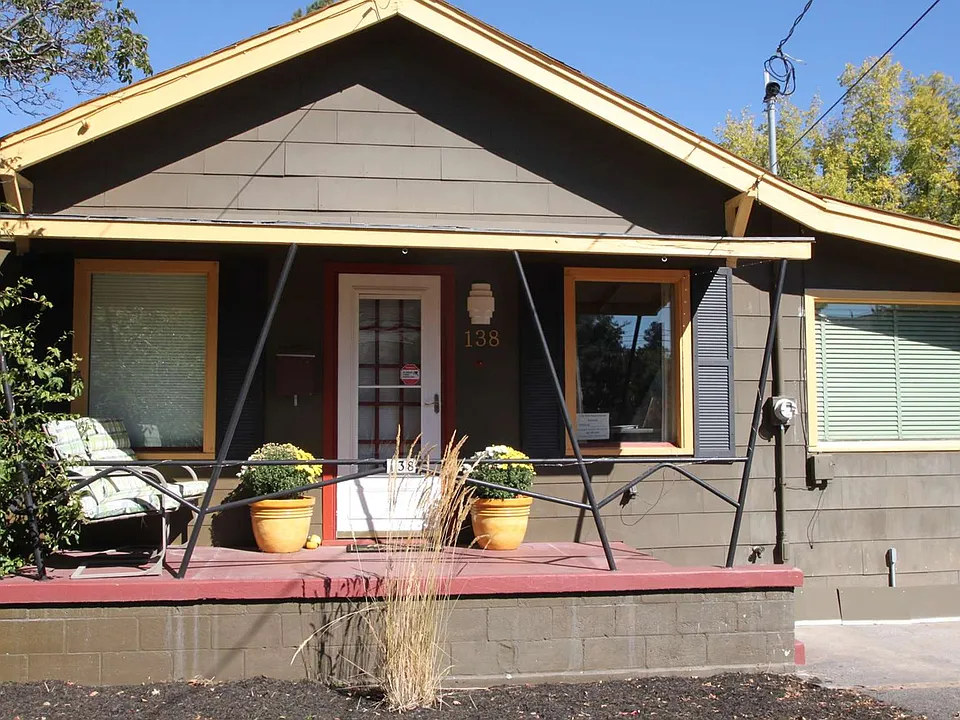 138 NW Hawthorne Ave