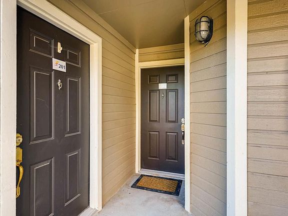 Exterior Front Entry