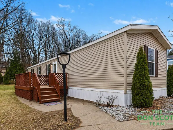 6913 Sandwood St NE, Rockford, MI 49341