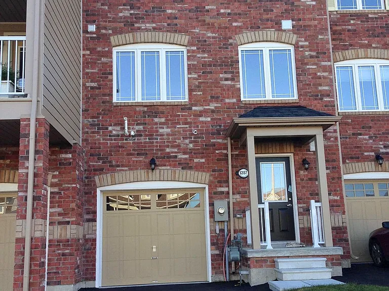 1287 Coleman Cres — Photo 2
