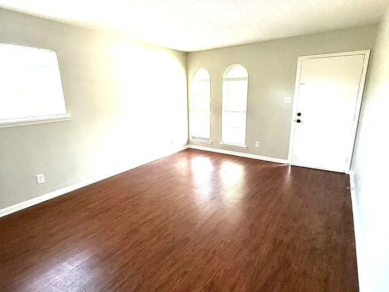 535 Lawndale Ln — Photo 2