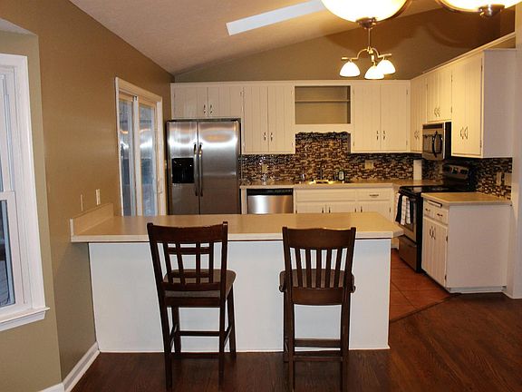 3rd image of 214 Woodville Dr