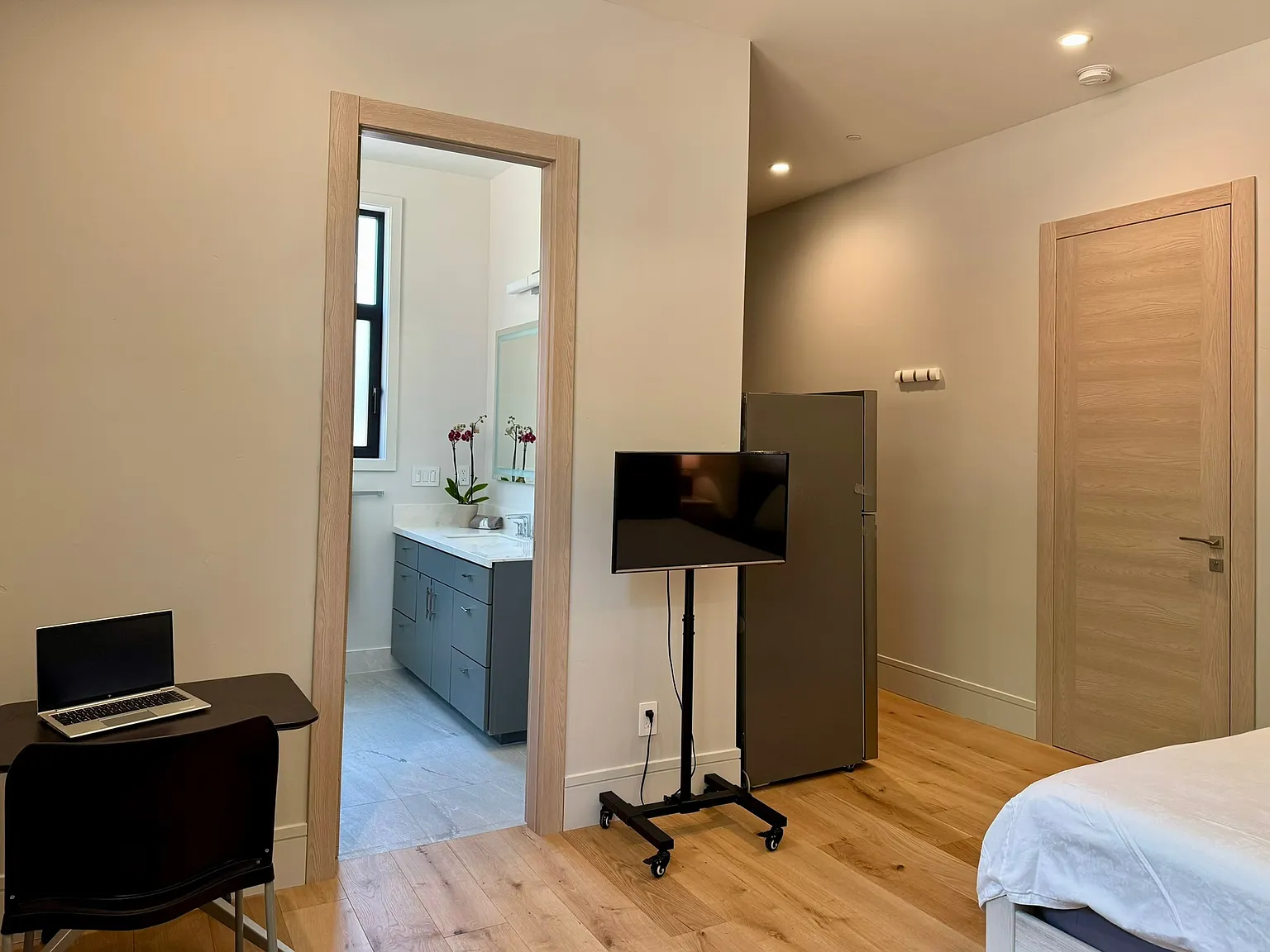 Studio, 3000 sqft, $2,200 — Photo 3