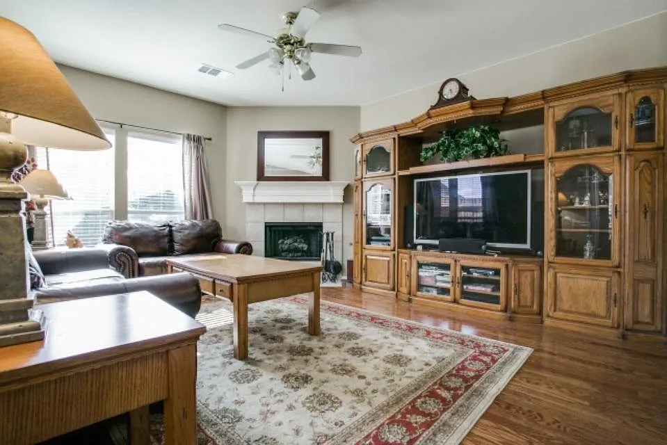 204 Colonial Ln — Photo 2