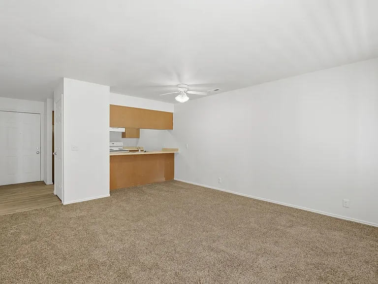 Woods Crossing Apartments — Photo 14