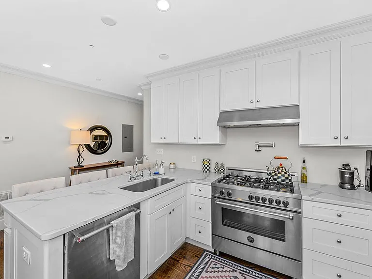 160 W Broadway #301 — Photo 11