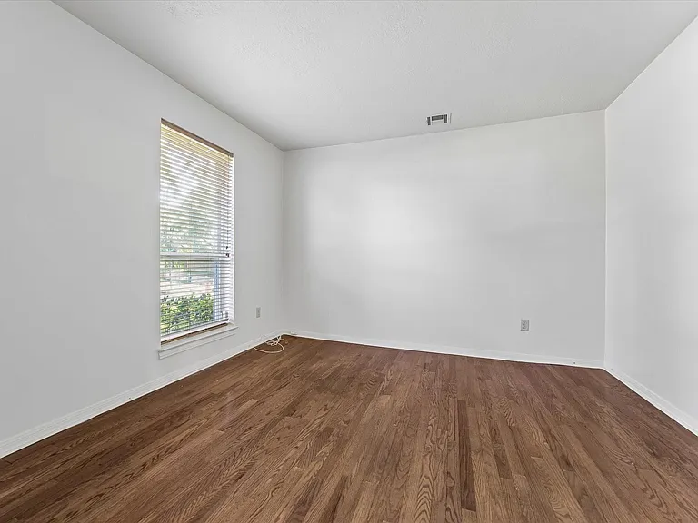 3232 Parkwood Dr — Photo 4