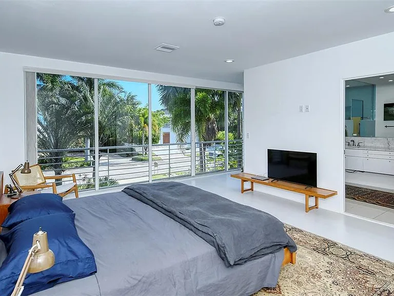 213 N Washington Dr — Photo 46