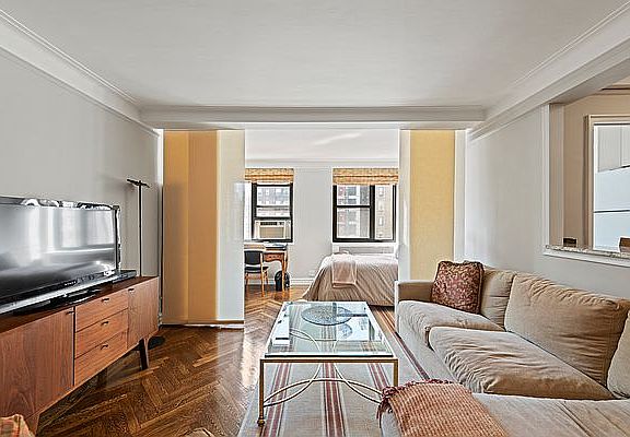 4th image of 19 E 80th St APT 10C