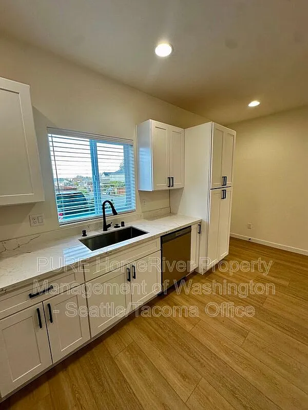 3 bed, 2.5 bath, 1307 sqft, $2,600 — Photo 4