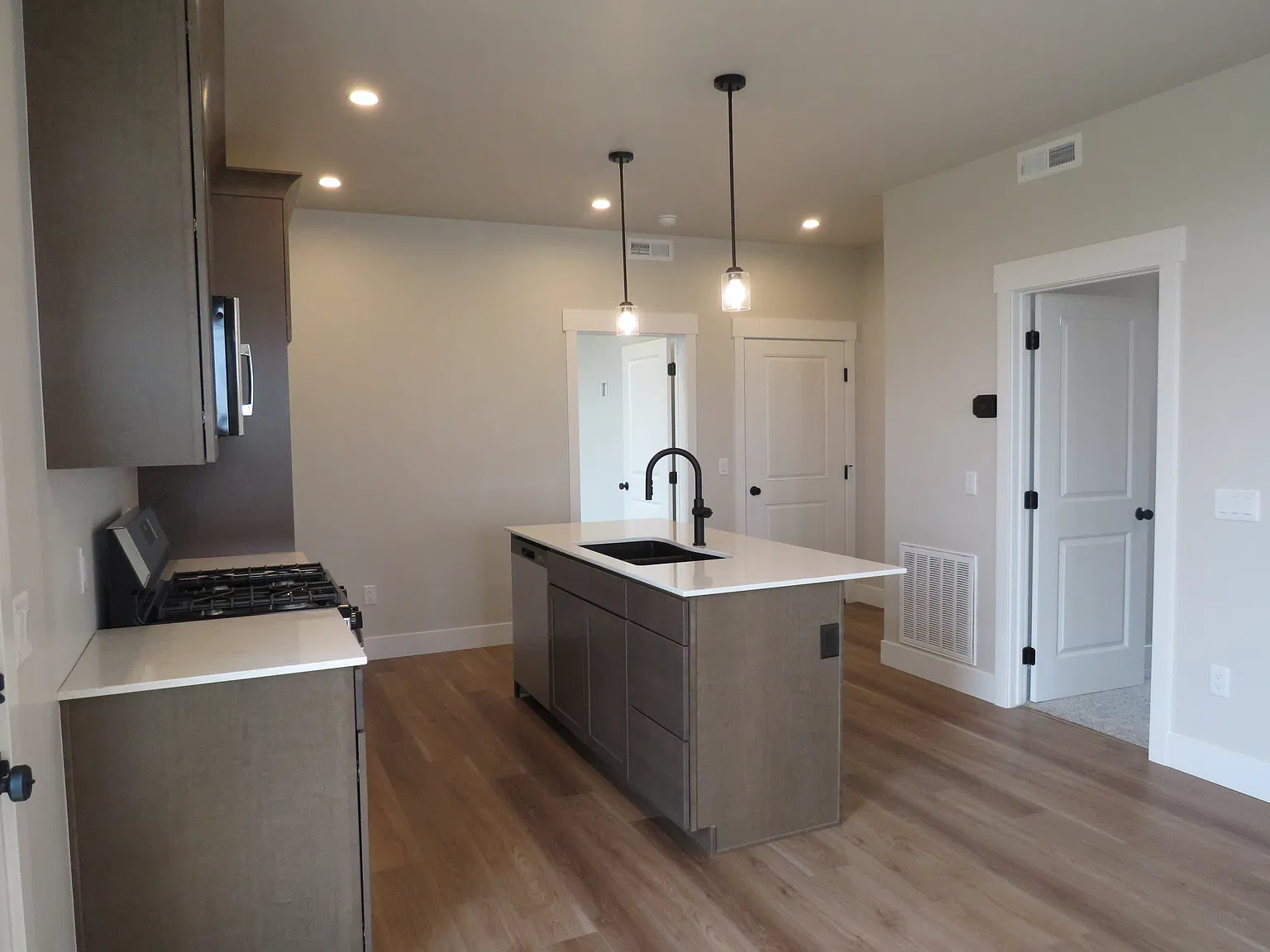 3 bed, $2,395 — Photo 4