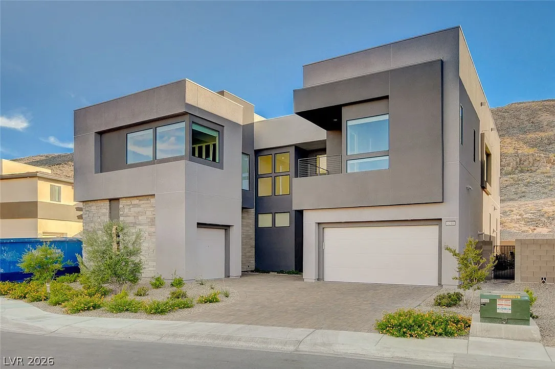 4 bed, 4.5 bath, 4670 sqft, $18,500 — Photo 2