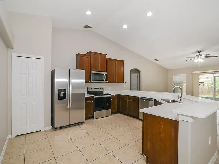 903 Bonneville Ln — Photo 7