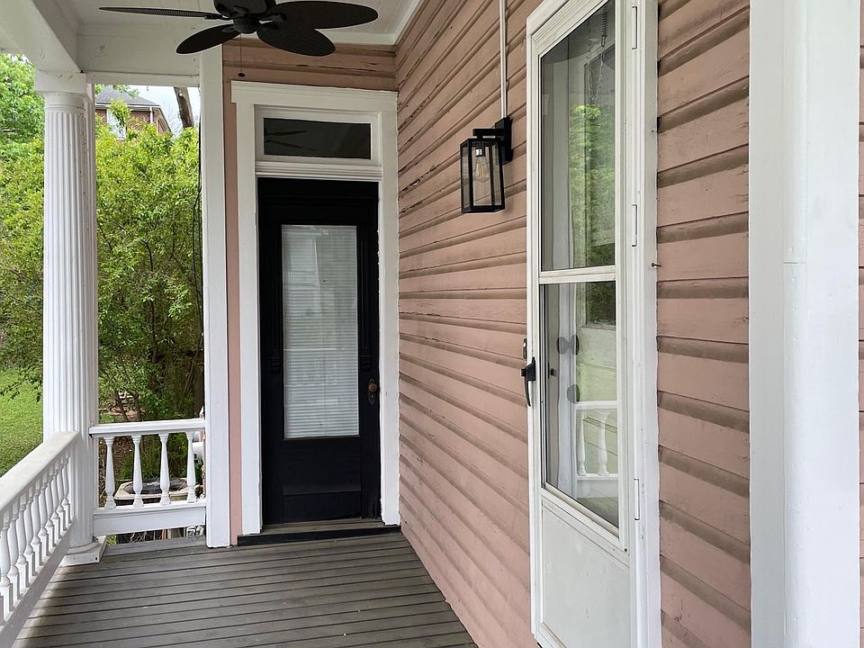 Private Sitting Area and Entrance w/ New Outdoor Ceiling Fan!