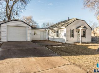 805 S 10th Ave, Sioux Falls, SD 57104