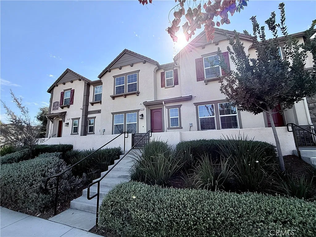 3 bed, 2.5 bath, 1555 sqft, $3,250 — Photo 3