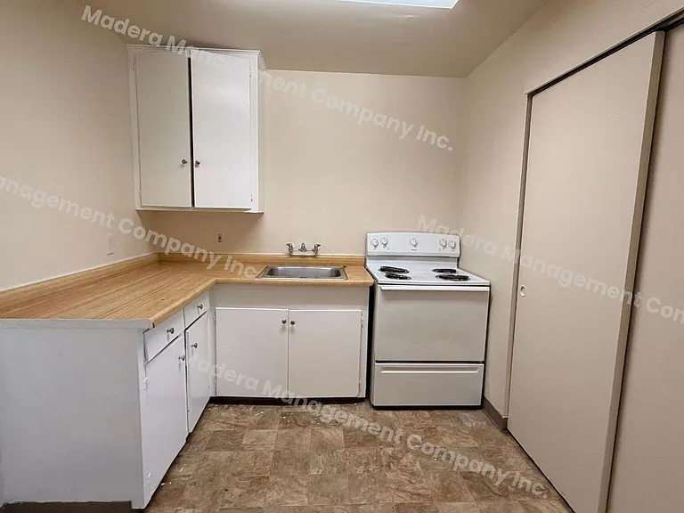 210 N C St — Photo 7