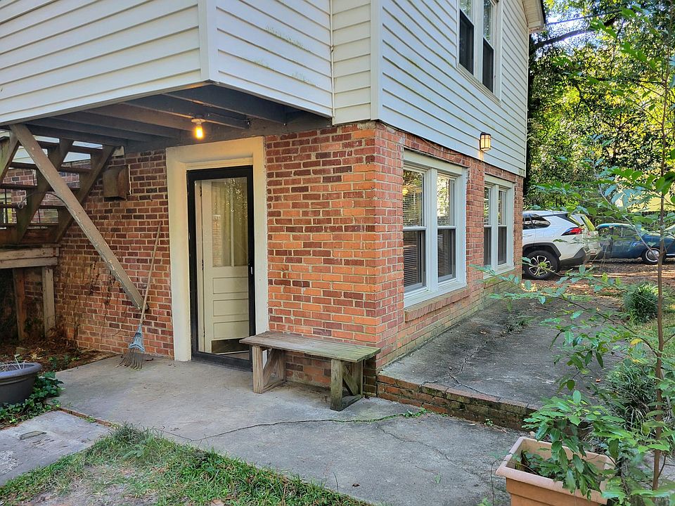 Lower apartment entry