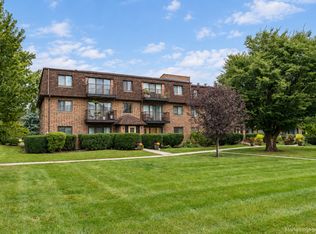 400 E Kensington Rd APT B, Mount Prospect, IL 60056