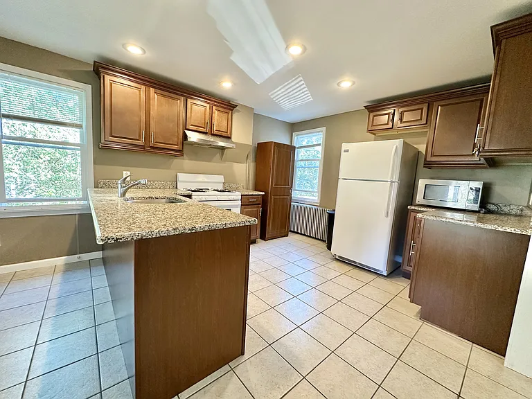 818 C St — Photo 7