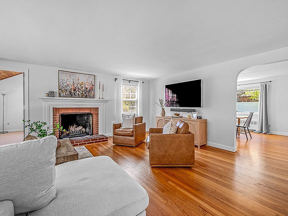 4th image of 14 Knollwood Dr