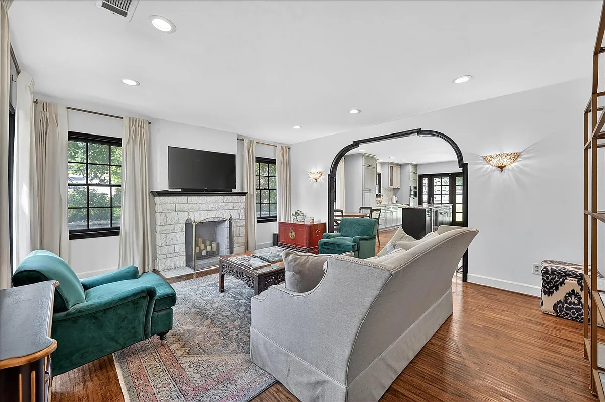 Building Photo - 304 Appian Way