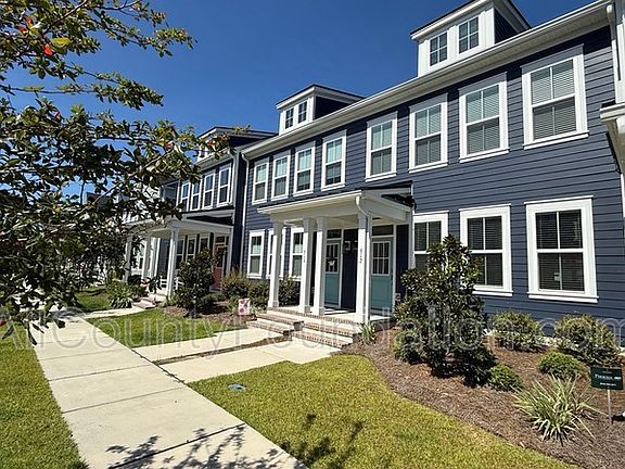 3rd image of 612 Southview Ln