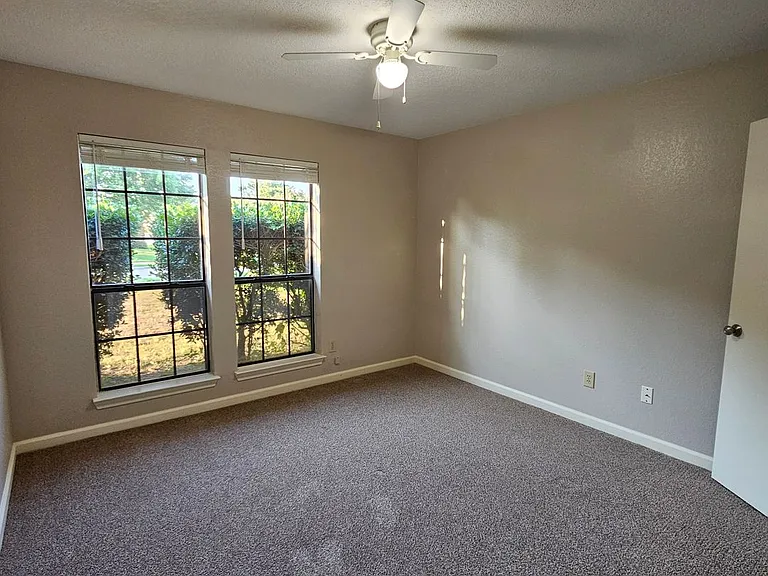 1402 Sheppard Ln — Photo 26