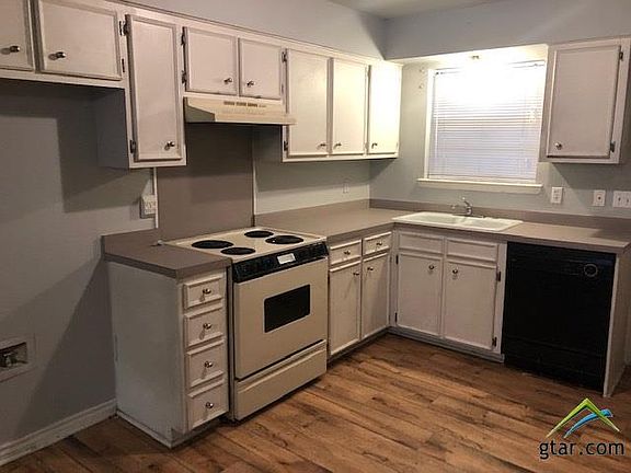 3rd image of 383 Francis St